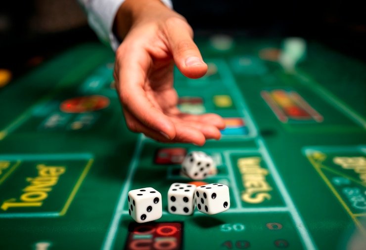 Roulette live dengan roda berputar dan dealer